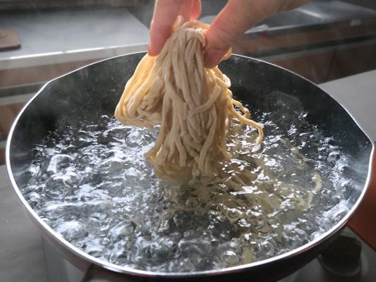 冷凍麺を鍋に投入して茹でる（5〜7分）
