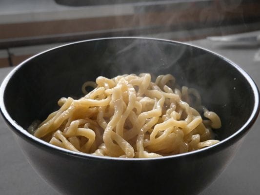 盛り付けた麺のアップ（もちもち感が分かる）