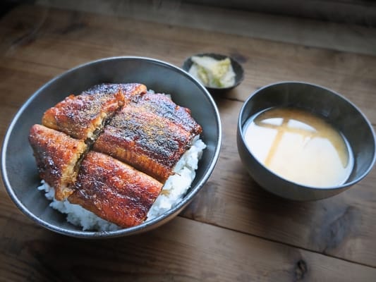 炭焼うな富士「国産青うなぎ長焼き」で作ったうな丼を、漬物や吸い物と一緒に並べている