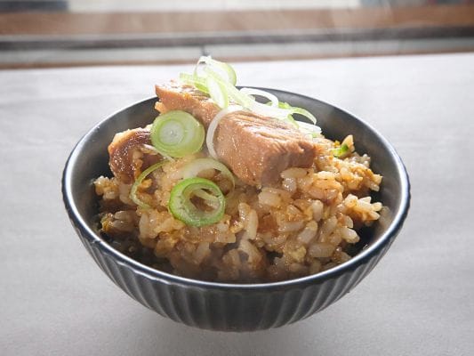 チャーシューと刻みネギをトッピングしたとみ田つけめん〆のおじやの完成写真