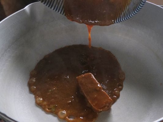 食べ終わったつけ汁を雪平鍋に入れて温めるところ