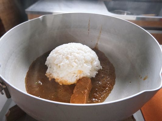 食べ終わったつけ汁に白ご飯を入れて〆のおじやを作り始めたところ