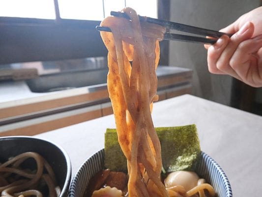 中華蕎麦とみ田のつけめんを実際にすする直前の様子