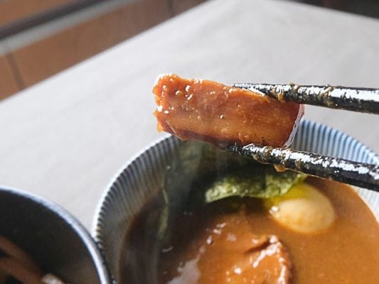 歯ごたえのある極太メンマを箸で持ち上げた写真