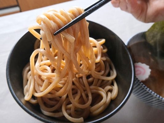 つけ汁につける前の極太麺を箸で持ち上げたところ