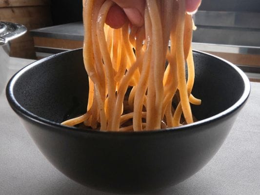 温めた丼に盛り付けた中華蕎麦とみ田の極太麺のアップ