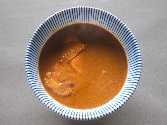 チャーシューと極太メンマが入った中華蕎麦とみ田のつけ汁のアップ