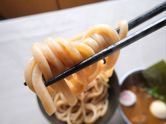 極太麺をクローズアップしてみると全粒粉が入ってるのがよくみえる