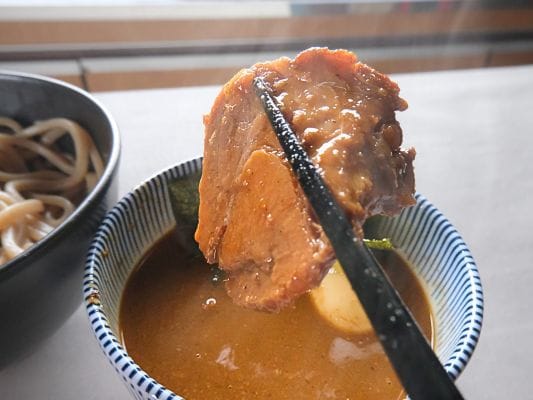 とろける柔らかさの国産煮豚チャーシューのクローズアップ