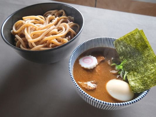 麺とスープ、チャーシューや味玉などトッピングをのせた中華蕎麦とみ田の冷凍つけめんフルセット