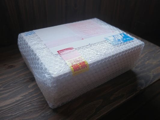 配送してもらった仙台勝山館（FOR365）のプレミアムセット。箱はエアパッキンにくるまれた状態で到着。