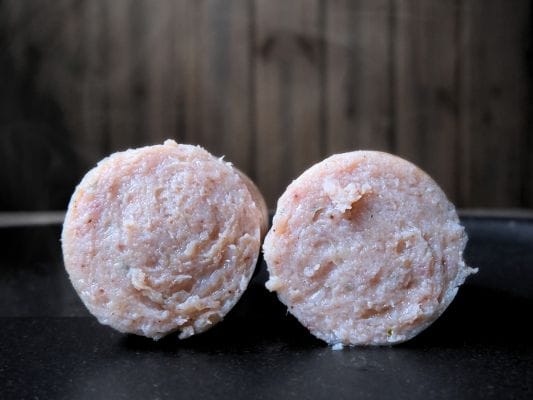 半分にカットしたヴァイスブルストの断面。いろいろな香辛料が入っているのがわかる。