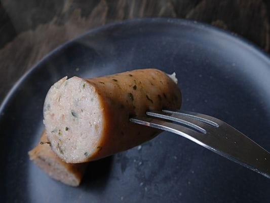 フォークで刺したレモンハーブ。断面には緑色の葉片のような香辛料も見える。