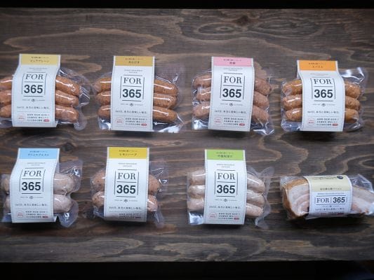 FOR365のソーセージ7種類とベーコンブロックのセット内容を並べた様子。