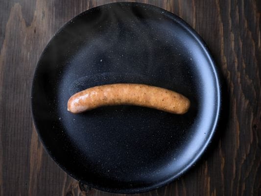 ボイル後に皿へ盛り付けたスパイス。湯気が立っている。