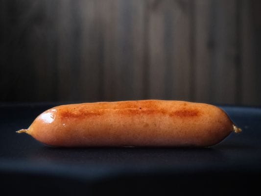 フライパンで焼いて少し焦げ目がついた日本ハムのあらびきポーク豊潤