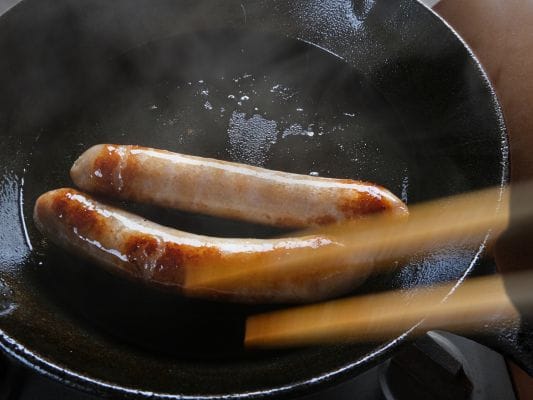 フライパンで吟醸粕漬けを焦がさないように箸で転がしながら焼いている。