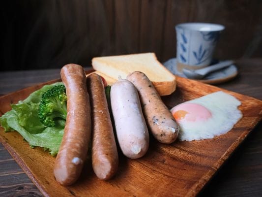 FOR365のソーセージ4種類を食パン、目玉焼き、野菜と一緒に盛り付けた朝食プレート。