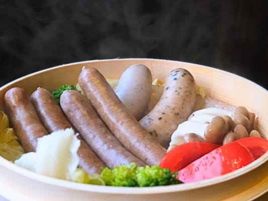せいろで蒸し上がったFOR365のソーセージと野菜。湯気が立っている。