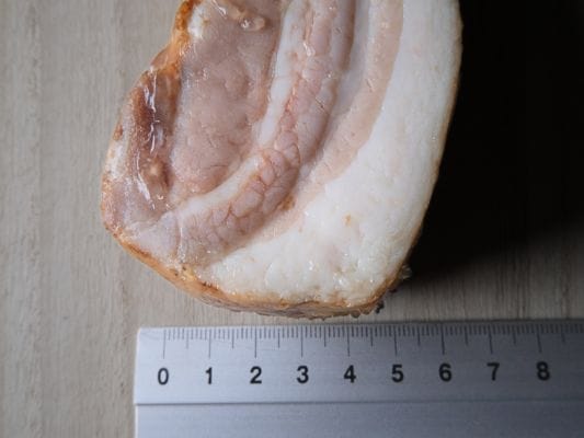 ベーコンブロックの幅をブロックのまま定規で測っている様子。幅は約5.5cm。