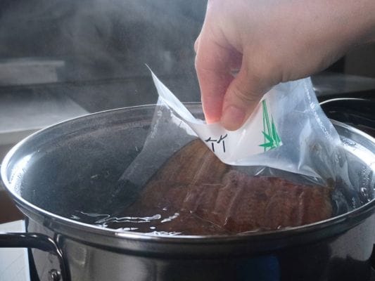 うなぎ処 古賀の蒲焼「竹」を袋のまま湯煎している