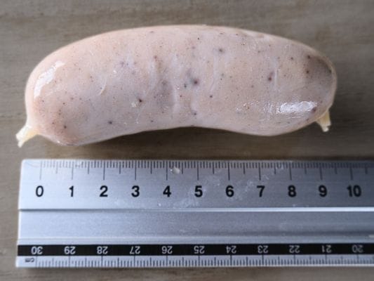 ヴァイスブルストの長さを定規で測っている様子。長さは約9.5cm。