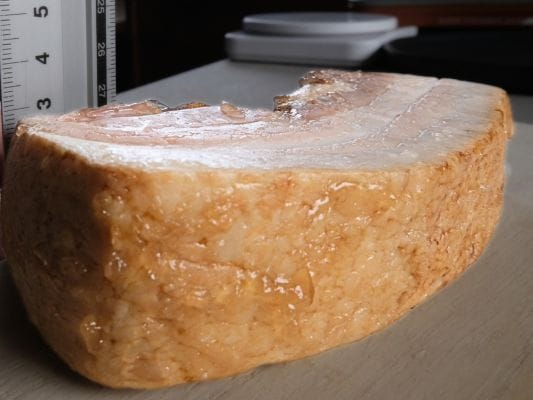 ベーコンブロックの厚みをブロックのまま定規で測っている様子。厚さは約3cm。