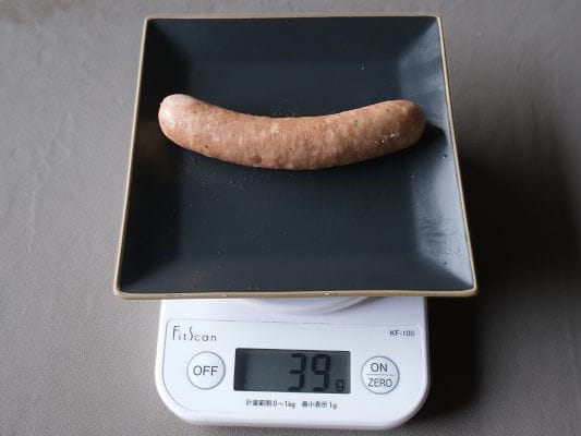 黒豚の重さをデジタルスケールで測っている。ディスプレイには39gと表示。
