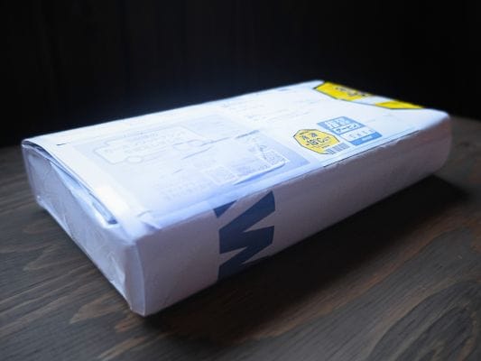 佐川急便の冷凍便で届いたうなぎ処 古賀の蒲焼「竹」。佐川急便の袋に入って到着。