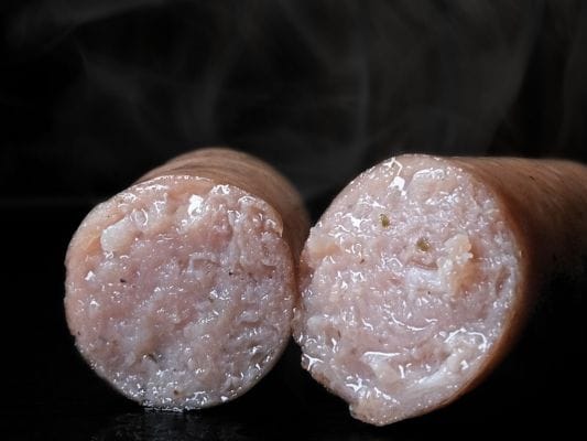 半分にカットした黒豚の断面。肉汁は多め。胡椒の粒が入っているのがわかる。