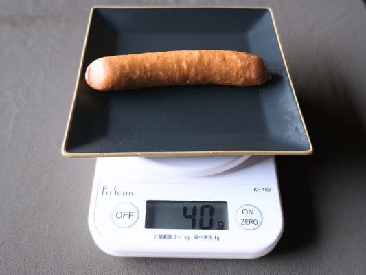 あらびきの重さをデジタルスケールで測っている。ディスプレイには40gと表示。