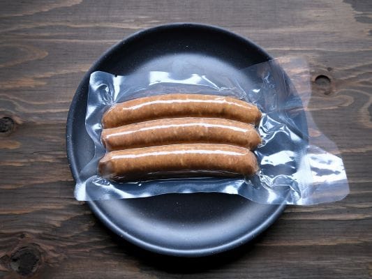 調理前のあらびき。袋に入った状態で撮影。