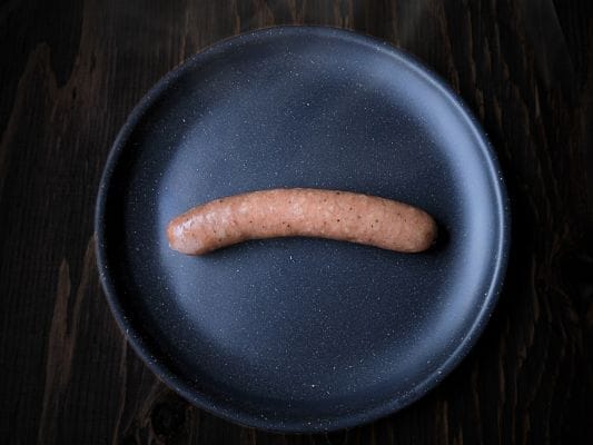 ボイル後に皿へ盛り付けた黒豚。湯気が立っている。