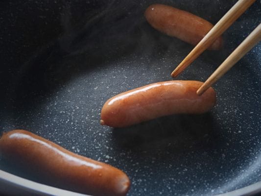 プリマハムの香薫あらびきポークをフライパンで炒めている。