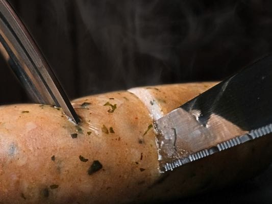 レモンハーブをナイフでカットしている。断面から肉汁がみえる。