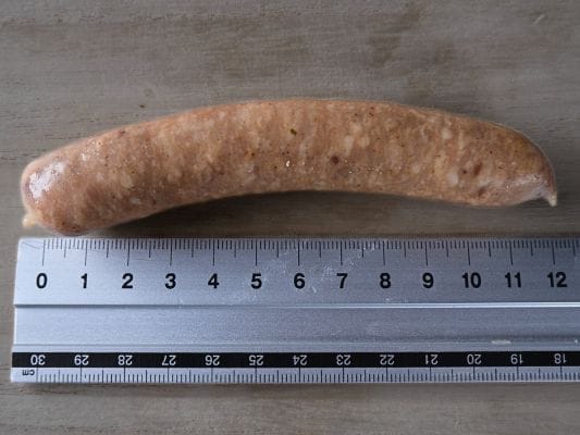 スパイスの長さを定規で測っている様子。長さは約12.5cm。