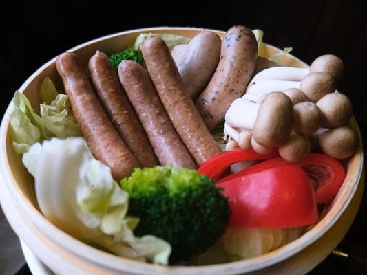 せいろにソーセージと野菜をたっぷり並べた蒸す前の状態。