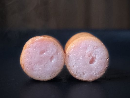 プリマハムの香薫あらびきポークの断面図。