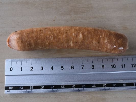 あらびきの長さを定規で測っている様子。長さは約11.5cm。