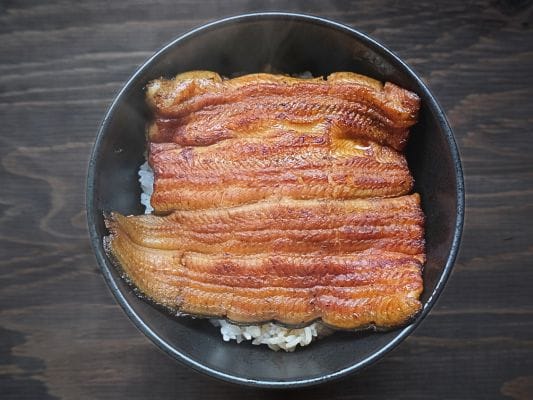 うなぎ処 古賀の蒲焼「竹」の鰻をご飯が入った丼にのせた状態