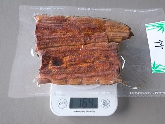 古賀の蒲焼「竹」を冷凍の状態で重さを計測。ディスプレイには164gと表示