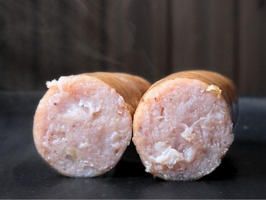 半分にカットしたスパイスの断面。脂がじんわり光り、ホワイトペッパーが入っているのがわかる。