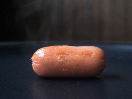 日本ハム 皮なしウイニーの調理後。少し焼き目がついて湯気が立っている。