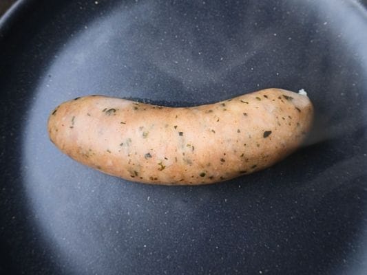 ボイル後に皿へ盛り付けたレモンハーブ。湯気が立っている。