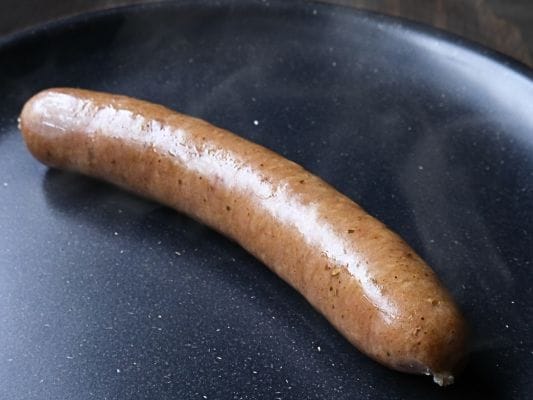 ボイル仕立てのスパイス。皮がパッツパツに張っている。表面にはスパイスの黒い点々がみえる。