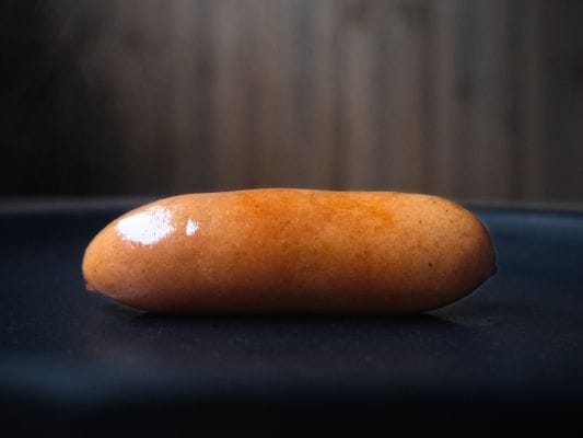フライパンで焼いて少し焦げ目がついたプリマハムの香薫あらびきポーク。