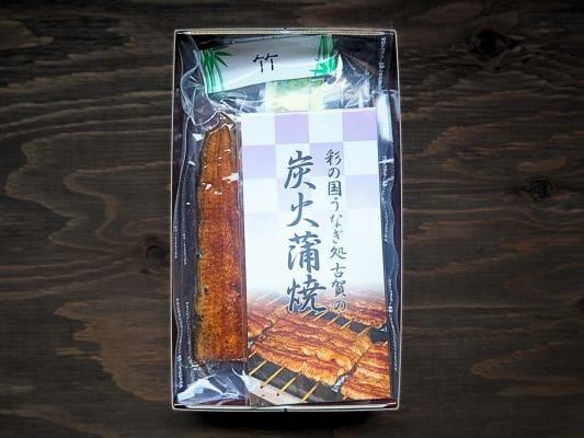 古賀の蒲焼「竹」の蓋を開けた状態。鰻の上には説明書がのっています。