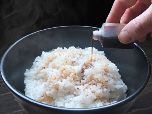 うなぎ処 古賀の蒲焼「竹」のタレをご飯にかけている