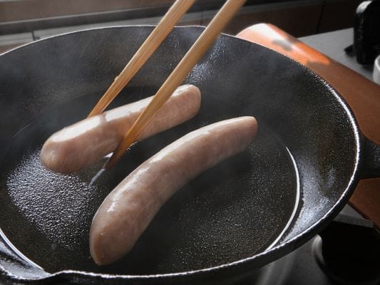 フライパンに置いたばかりの吟醸粕漬け。色はまだ白い。