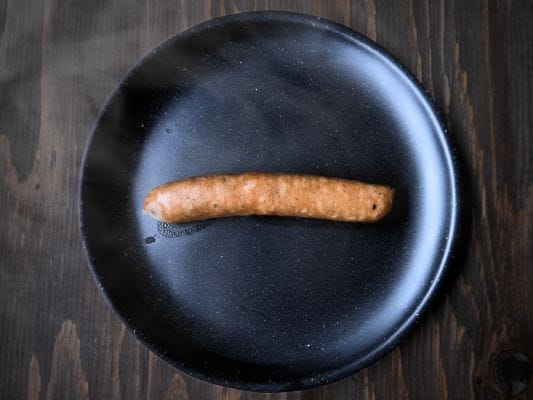 ボイル後に皿へ盛り付けたあらびき。湯気が立っている。